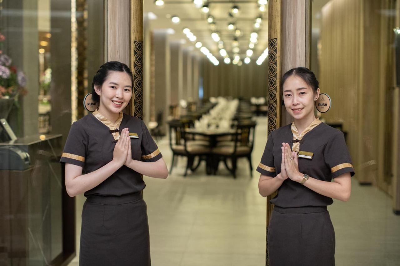 The Heritage Chiang Rai Hotel And Convention Exterior photo Thai women greeting with the wai