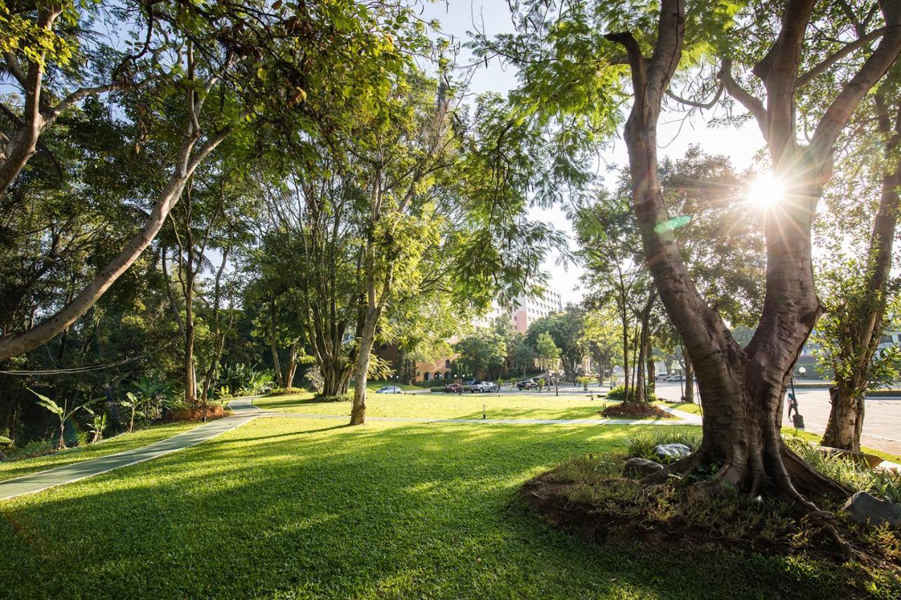 The Heritage Chiang Rai Hotel And Convention Exterior photo The park in 2014