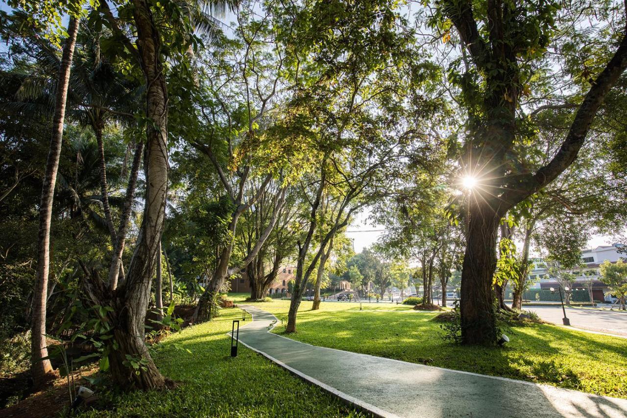 The Heritage Chiang Rai Hotel And Convention Exterior photo Lumphini Park