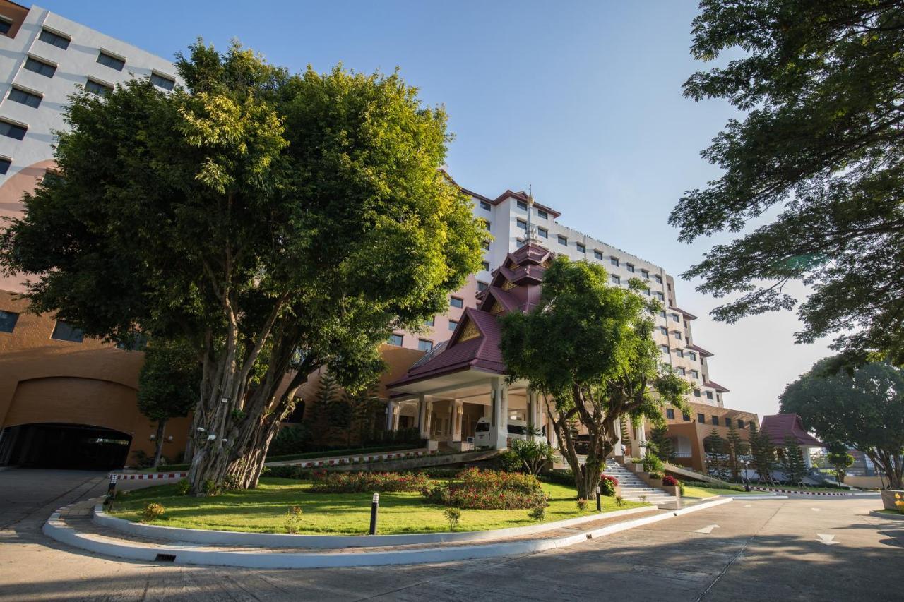 The Heritage Chiang Rai Hotel And Convention Exterior photo The main entrance of the hotel