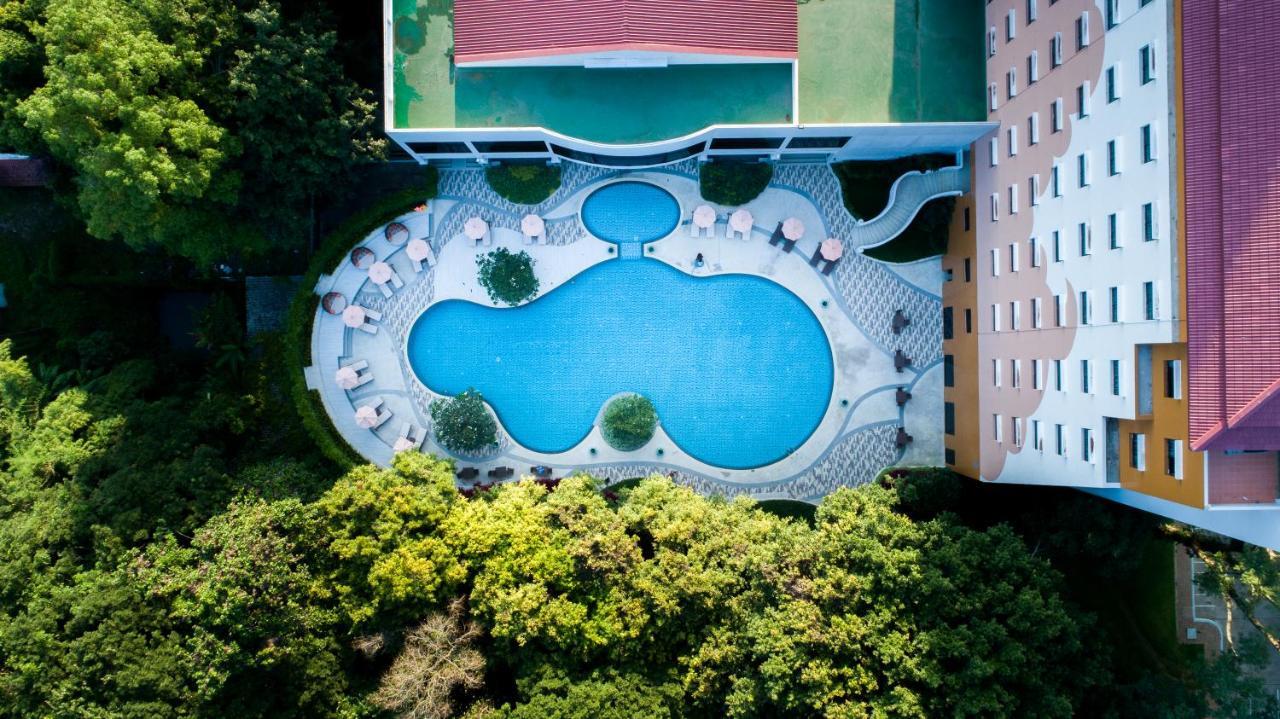 The Heritage Chiang Rai Hotel And Convention Exterior photo Aerial view of the swimming pool